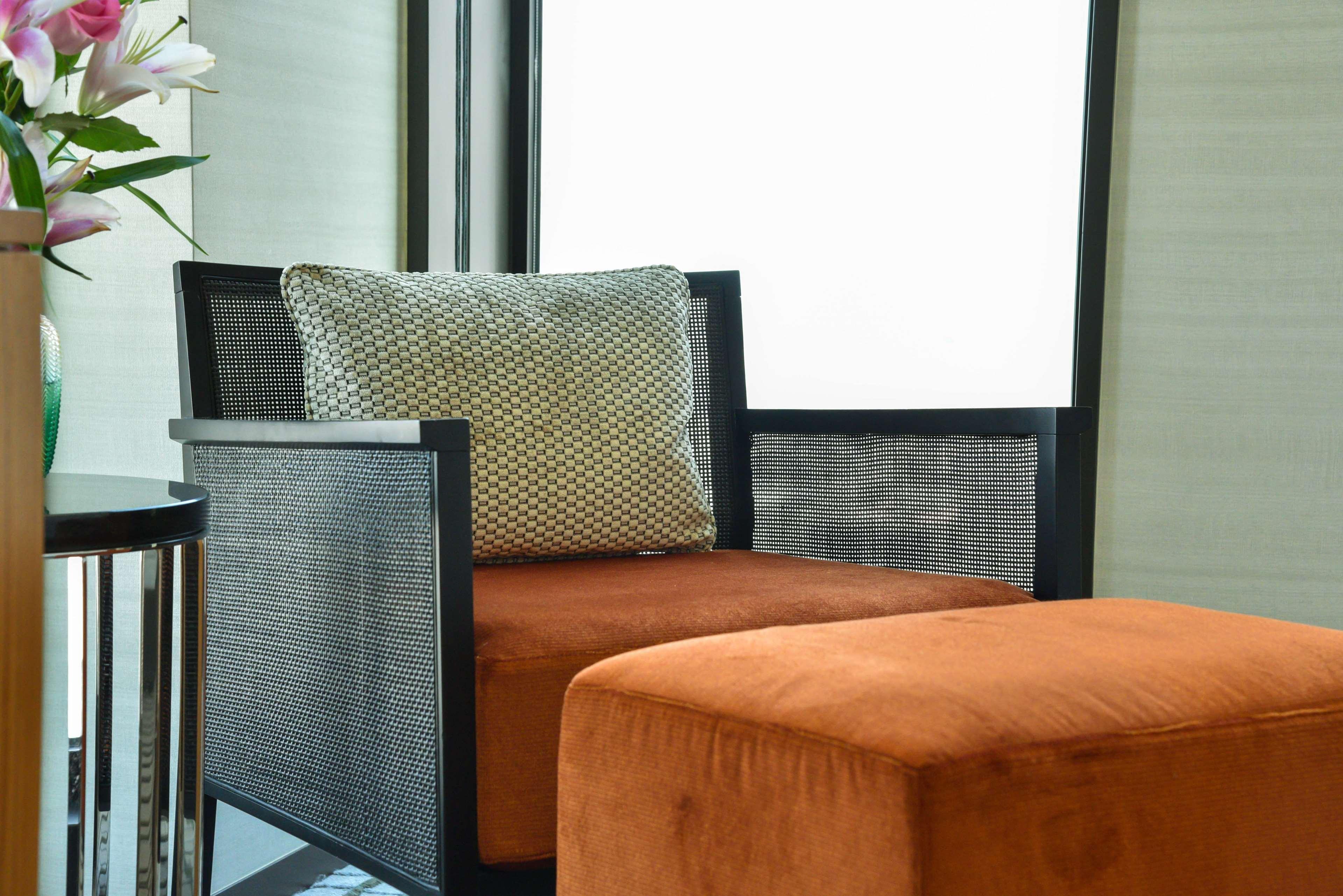 Hotel Park Hyatt Doha, Msheireb Downtown Esterno foto A chair with a cushion